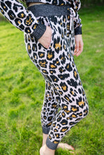 Load image into Gallery viewer, Daisy in Leopard Print
